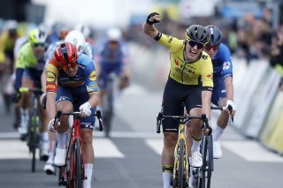 Olav Kooij (à droite) a devancé Mads Pedersen d'un souffle. KEYSTONE/EPA/YOAN VALAT
